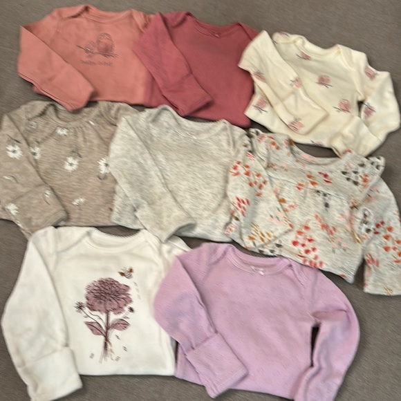 EUC! 💟 BABY GIRL’S LONG SLEEVE NEWBORN ONESIE BUNDLE - Picture 2 of 8